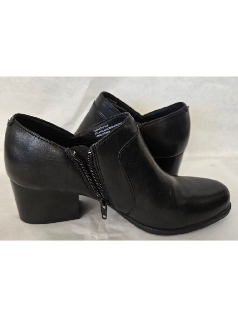 Ladies Born Kenzy Black Italian Leather Zippered Booties Size 7.5 Classic Casual - Picture 2 of 6